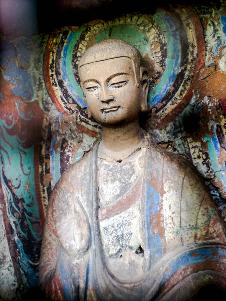 Colorida estatua de un seguidor budista en el budista Maijishan — Foto de Stock