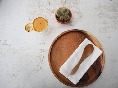 Plastik ücretsiz ve çevre dostu bambu çatal ve plaka bir whit