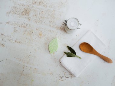 Bir cam kavanoz ve malzemeler foll ev yapımı Diy vegan deodorant
