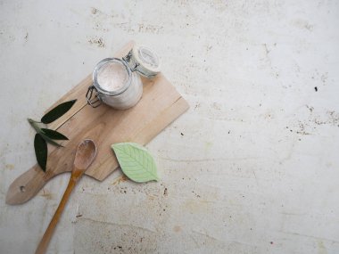 Bir bambu tahta ve wh üzerinde cam bir kavanozda ev yapımı vegan deodorant