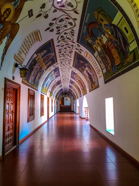 Ağustos 2018 - Kıbrıs: Kutsal Bakire'nin Rum ortodoks Kykkos manastırı içinde çarpıcı dini duvar resimleriyle dolu koridor — Stok fotoğraf