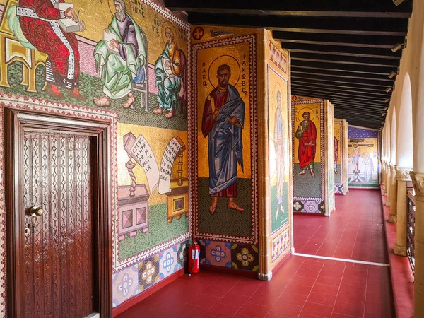 Ağustos 2018 - Kıbrıs: Koridor çarpıcı dini mosai ile dolu — Stok fotoğraf