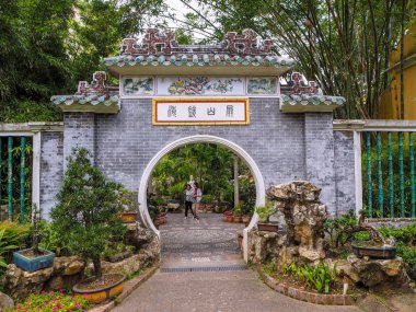 Macau,China - Kasım 2018: Şehir merkezindeki Lou Lim Leoc kamu bahçesine ve parkına giriş