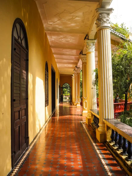 MACAU,CHINA - NOVEMBER 2018: The long corridor of the Qingcao hall in the Lou Lim Leoc public garden, a combination of Western and Chinese style — Stock Photo, Image