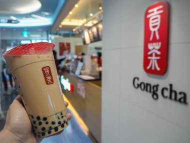 Mart 2019 - Güney Kore: Jumbo Gong Cha kabarcık çayı tutan kafkas kadın eli