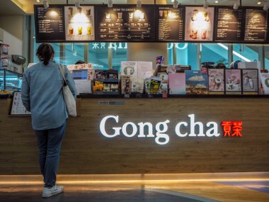 Mart 2019 - Güney Kore: Gong Cha'da sipariş yapan asyalı genç kadın