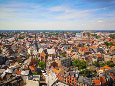 Yaz aylarında mavi gökyüzü ile Hasselt şehir merkezi silueti, Limburg, Belçika