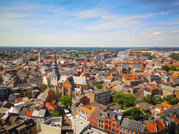 Stadscentrum van Hasselt skyline met blauwe hemel tijdens de zomer, Limburg, België — Stockfoto
