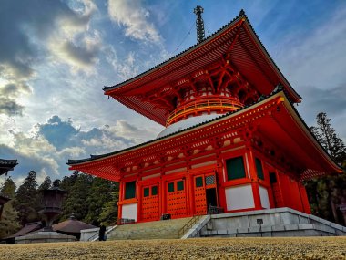 Unesco listelenen canlı kırmızı Konpon Daito Pagoda Koyasan Danjo Garan shingon Budizm tapınak kompleksi, Wakayama, Japonya.