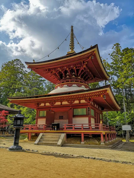 Die farbenfrohe Toto-Pagode oder Östliche Pagode in der zum UNESCO-Weltkulturerbe gehörenden Danjon Garan Shingon Buddhismus Tempelanlage in Koyasan, Wakayama, Japan — Stockfoto