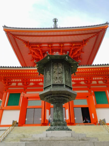 Die pulsierende rote Konpon Daito Pagode in der zum Unesco-Weltkulturerbe gehörenden danjo garan shingon buddhism tempel complex in koyasan, wakayama, japan. Eine berühmte Wallfahrt. — Stockfoto
