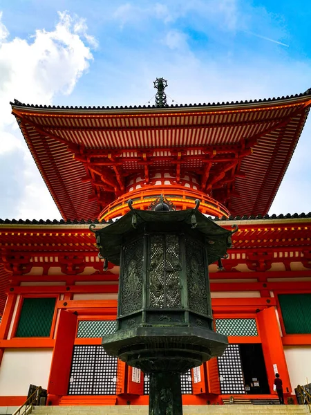 Die pulsierende rote Konpon Daito Pagode in der zum Unesco-Weltkulturerbe gehörenden danjo garan shingon buddhism tempel complex in koyasan, wakayama, japan. Eine berühmte Wallfahrt. — Stockfoto