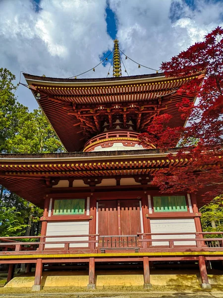 Die farbenfrohe Toto-Pagode oder Östliche Pagode in der zum UNESCO-Weltkulturerbe gehörenden Danjon Garan Shingon Buddhismus Tempelanlage in Koyasan, Wakayama, Japan — Stockfoto