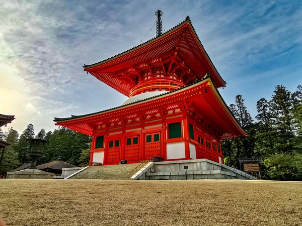 The vibrant red Konpon Daito Pagoda in the Unesco listed Danjo Garan shingon buddhism temple complex in Koyasan, Wakayama, Japan. A famous pilgrimage. — Stock Photo, Image