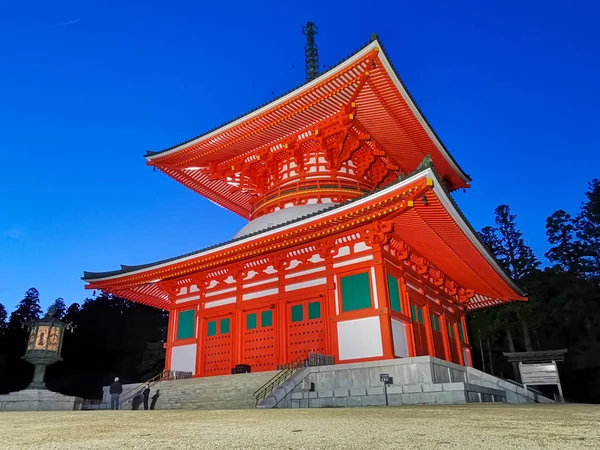 Die lebendige rote Konpon Daito-Pagode in der zum Unesco-Weltkulturerbe gehörenden danjo garan shingon buddhism tempel complex in koyasan, wakayama, japan, während der blauen Stunde — Stockfoto