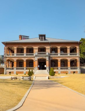 Mart 2019 - Seul, Güney Kore: Jungmyeongjeon salonu, Deoksugung Sarayı'nda iki katlı kırmızı tuğla batı tarzı bina, şimdi bir sergi alanı