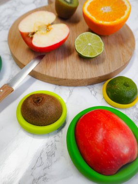 Sıfır atık yaşam tarzında gıda atıklarının ve gıda kaybının azaltılması için yeniden kullanılabilir silikon gıda ambalajlı dilimlenmiş meyveler.