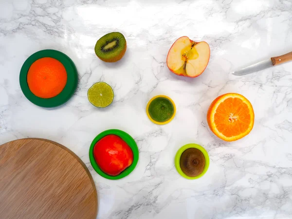 Owoce krojone z kolorowymi silikonowymi foliami spożywczymi wielokrotnego użytku, które redukują marnotrawstwo żywności i utratę żywności przy zerowym zużyciu odpadów — Zdjęcie stockowe
