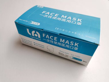Mayıs 2020 - Belçika: Çin 'de üretilen tek kullanımlık mavi cerrahi maske paketi