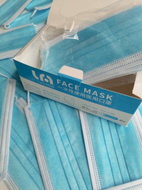 Mayıs 2020 - Belçika: Çin 'de üretilen tek kullanımlık mavi cerrahi maske paketi