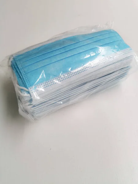 Verpakking Van Blauw Wegwerp Chirurgisch Gezichtsmasker Een Witte Achtergrond — Stockfoto