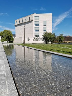 MECHELEN, BELGIUM - Haziran 2020: Predikheren Manastırı ve Kazerne Dossin Müzesi 'nin yanındaki Tinel Park' a dönüştürüldü