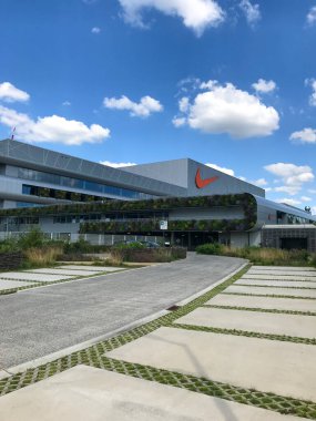 HAM, BELGIUM - Şubat 2020: Nike 'ın en yeni EMEA dağıtım merkezi, Court, geniş yeşil dış görünüşlü