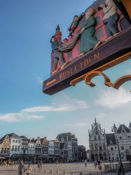 벨기에의 므켈렌에 장식용 표지판 벨기에의 박물관으로 — 스톡 사진