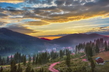 Binalar ve dağ Vadisi günbatımı woods tarafından kaplıdır.
