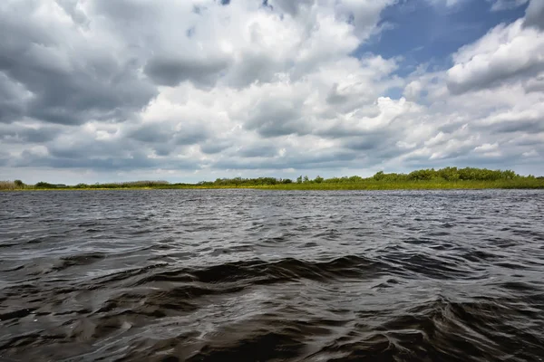 Giorno Soleggiato Sulla Riva Del Fiume Cielo Blu Con Nuvole — Foto Stock