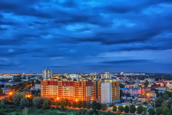 Gökyüzü bulutlu bir gece şehir aydınlatma ve fenerler üzerinde. Yükseklik görünümü.