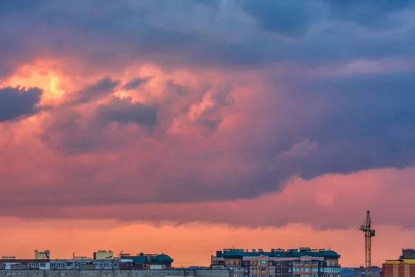 都市の建物夕暮れ雲と空 — ストック写真