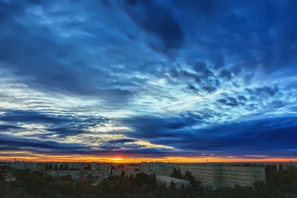 Sunrise, gökyüzü bulutlu evleri sabah şehir üzerinde.