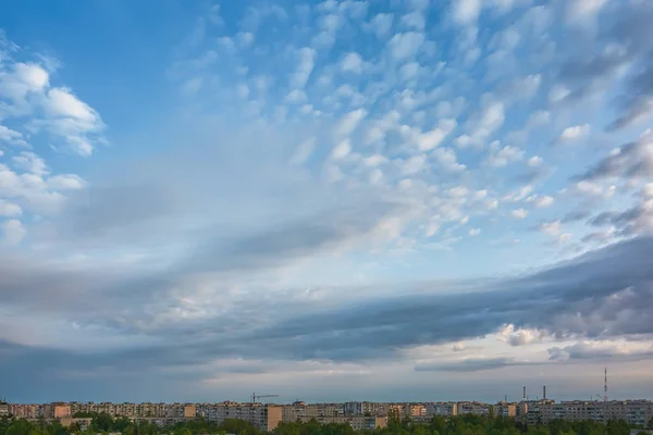 天空乌云笼罩着清晨的城市 — 图库照片