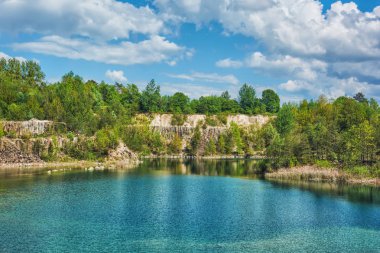 Ormandaki bazalt gölü eski bir taş ocağının olduğu yerde..