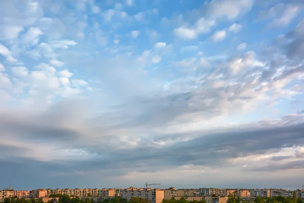 Céu Com Nuvens Nascer Sol Sobre Edifícios Cidade — Fotografia de Stock