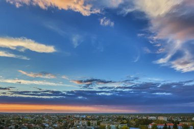 Akşam üstü gün batımı, bulutlu gökyüzü..