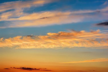 Gün batımında bulutlu gökyüzü.