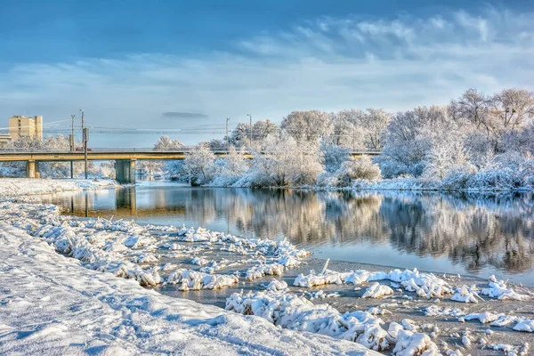 Winter Landscape Ice River Building Its Shore Which Reflected Water — Stock Photo, Image