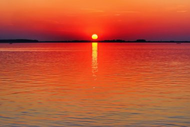 Gölün üzerinden günbatımı güneş suya yansıtılır.