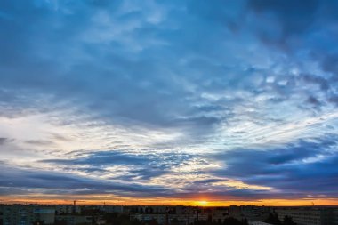 Gün batımında bulutlarla kaplı gökyüzü.