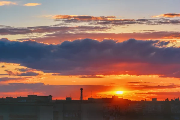 Himmel Och Moln Vid Soluppgången Över Silhuetter Byggnader Morgon Staden — Stockfoto