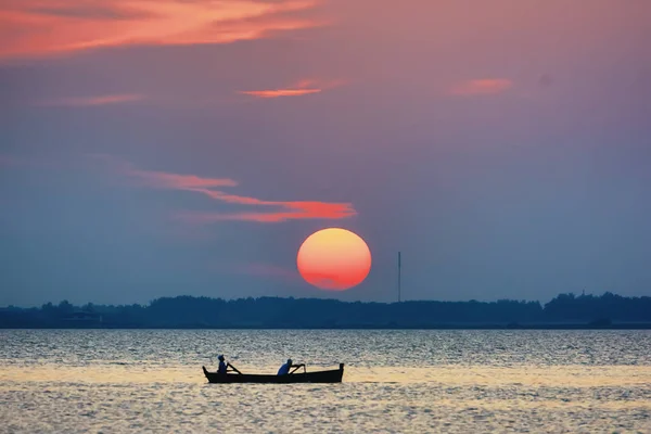 Solnedgång Sjön Solen Himlen Med Moln Och Silhuetter Den Motsatta — Stockfoto