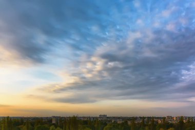 Sunrise, gökyüzü bulutlu evleri sabah şehir üzerinde.