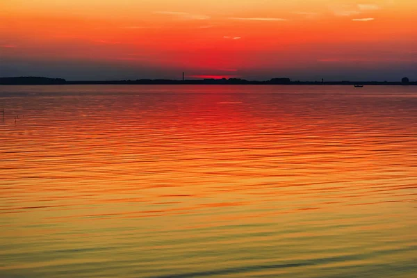 Crepuscolo Sul Lago Silhouette Della Banca Opposta — Foto Stock