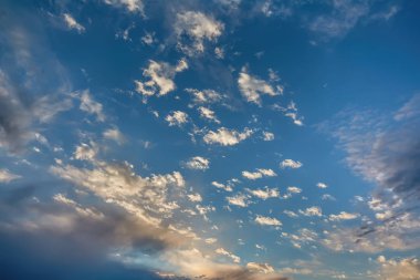 Gün batımında bulutlu gökyüzü.