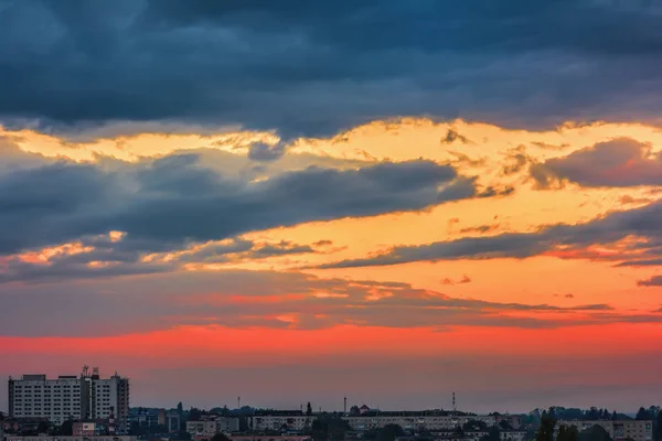 都市の建物夕暮れ雲と空 — ストック写真