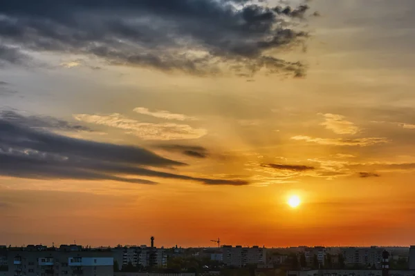 Slunce Obloha Mraky Při Východu Slunce Nad Městem Ráno — Stock fotografie
