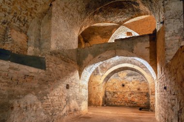 Antik underground - tuğla kemerli Oda Zemin harap.