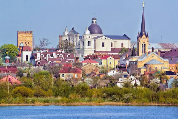 Kyrkor Tempel Och Gamla Hus Stranden Floden Staden Lutsk Ukraina — Stockfoto